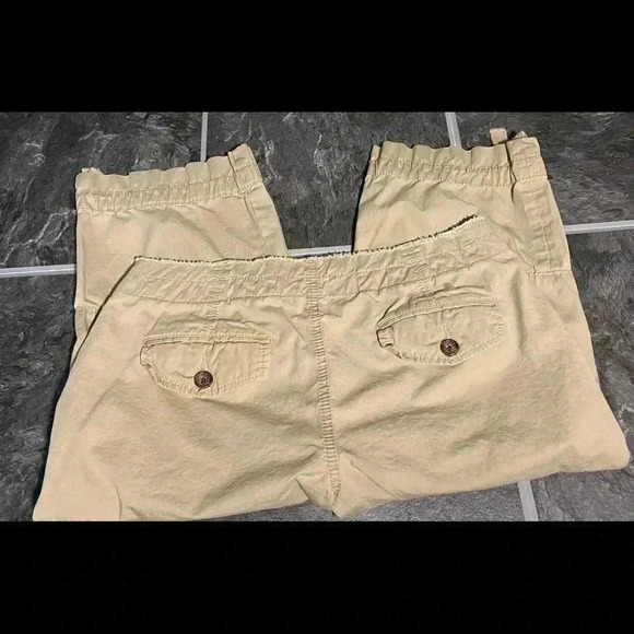 Banana Republic Khaki Parachute Capris. Size:4 - Picture 3 of 4